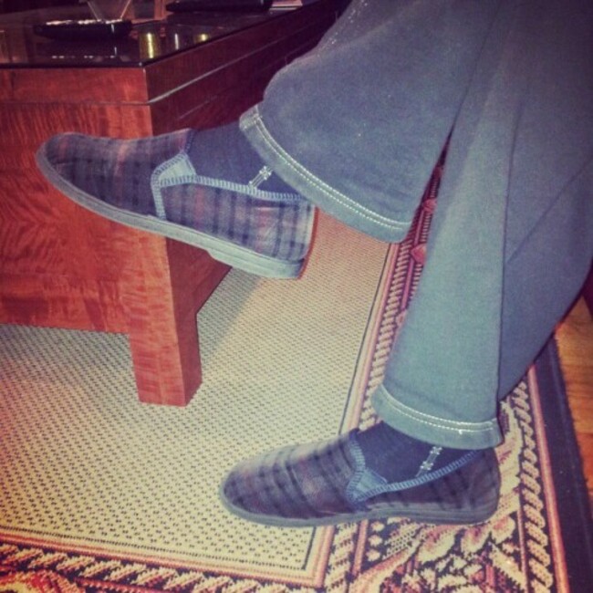 @jasmine_sufen I take photos of shoes therefore I am a fashion blogger #dadsslippers #igdaily #fashionista #swagyolo #fashionblogger #newtrend