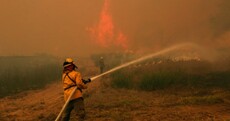 Thousands evacuated as Texan fire destroys almost 500 homes