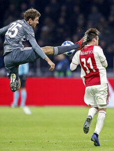 Thomas Müller shown straight red for awful challenge in 6-goal Ajax-Bayern thriller
