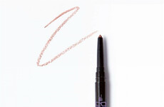 I tried a universal shade of lip liner to see if it's any use