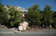 Athens settles for uneasy night after 5.1-magnitude quake