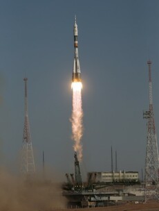 US-Russian crew blasts off for space station