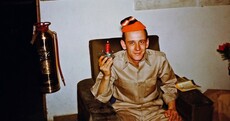 14 awesome people in vintage family Christmas photos