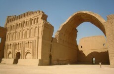Iraq tries to win tourists back by rebuilding ancient arch