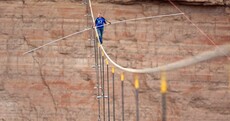 Video: US daredevil walks over Grand Canyon on tiny tightrope