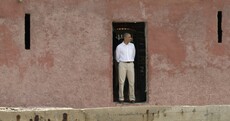 Obama flies to South Africa hoping to pay homage to Mandela