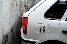 Attention drivers! THIS is how to reverse into a parking space