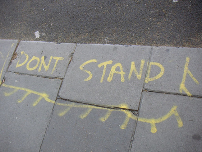 le trottoir s'est cass&eacute;