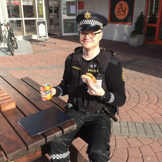 Nau&eth;synlegt a&eth; pylsa sig upp &iacute; vinnunni. #nofilter #police #b&aelig;jarinsbestu