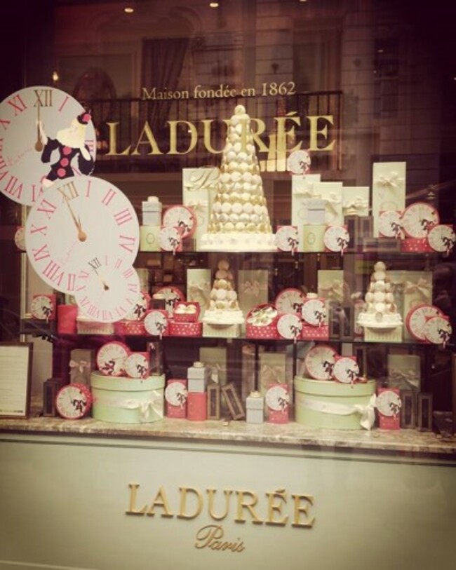 Che #natale sarebbe senza i #macarons ? #ladur&eacute;e #paris #milano #gnamgnam #sweetmoment #concessioninatalizie #peccatidigola #foodlove #luxury #happytime with my #parents