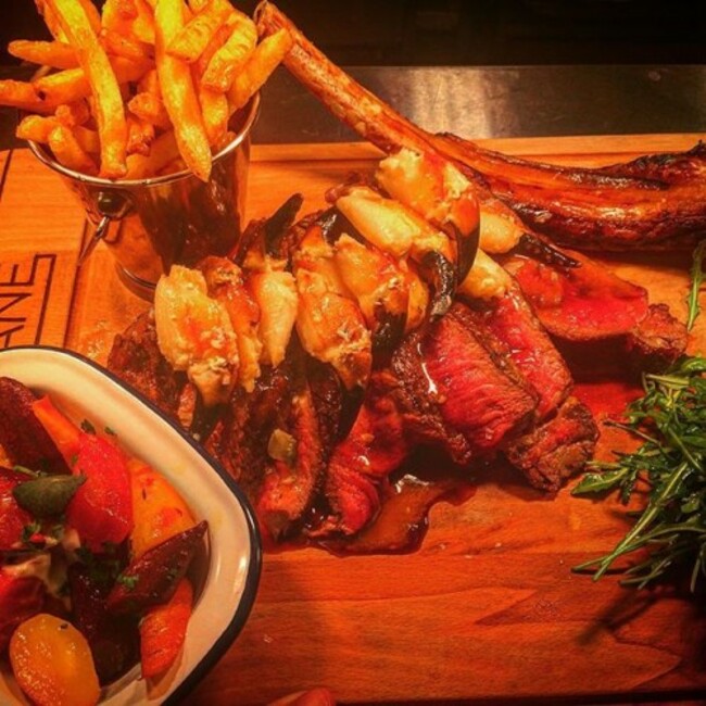 #SurfnTurf #TomahawkTime #sunday 20 oz Tomahawk steak, garlicky crab claws, 2 sides 40&euro; served every SUNDAY AND MONDAY