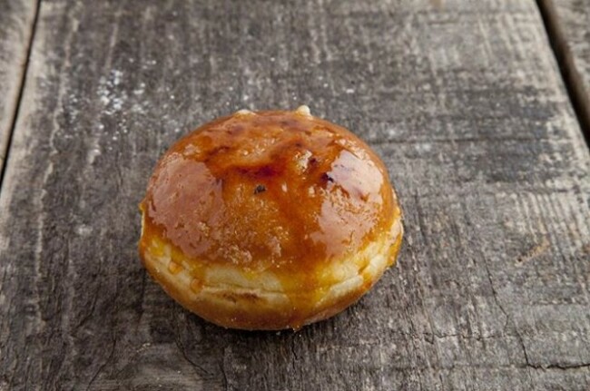 Creme Br&ucirc;l&eacute;e Donut #offbeatdonuts #donutheaven #donut