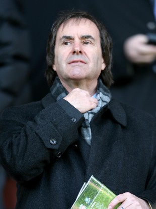 Chris de Burgh: A negative review of a private country manor on TripAdvisor has provoked a strong defence from the venue's owner.