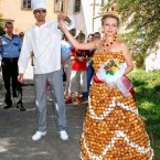 Kate could show her guests she's not going to be a right Royal big spender if she takes her lead from this Ukranian couple and saves money by wearing a dress/cake combo. Just mind where they stick the knife.