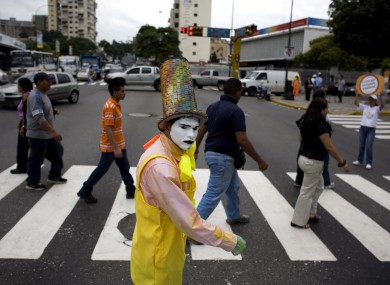 A mime patrols a Caracas street
