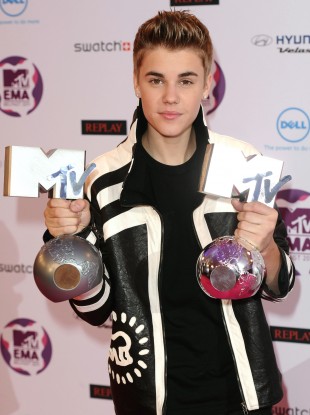 Justin Bieber shows off his gongs 