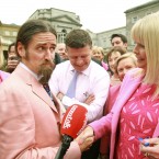 Luke 'Ming' Flanagan shakes the hand of Fine Gael TD Mary Mitchell O'Connor as they raise awareness of breast cancer last July. Image:Julien Behal/PA Wire