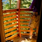 The treehouse even has its own balcony. (Image via Joel Allen)
