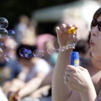 Franzi Blum from Germany blows bubbles in Dublin city centre. Image: Mark Stedman/Photocall Ireland.