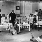 Nurses, doctors, and others with children in beds, 1920, at the New York Post-graduate Medical School and Hospital. (Library of Congress, Prints & Photographs Division)