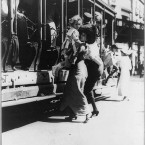 The effort to get onto a Broadway street car in July 1913. (Library of Congress, Prints & Photographs Division)
