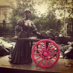 Molly Malone knitted a pink cover for one of her barrow's wheels overnight(Photo: via twitter @loureports)
