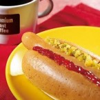 The taste of the McHotDog was acceptable to consumers, and there were no scandals behind the scenes or within the bun. But the failure of McHotDog was a branding issue. Even what seemed like a low-risk, simple product never caught on because McDonald's consumers just didn't equate the brand with the type of food. It made a few comebacks during the mid-1990s as a seasonal item in select mid-western US restaurants. It has since reappeared in Japan, where consumers are used to McDonald's offering a wider variety of options. Image: listoftheday.blogspot.com