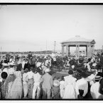 People enjoying a stroll along the Malecon in Havana. This image was taken between 1890 and 1910. (Library of Congress, Prints & Photographs Division)