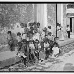 Locals gather and pose for the camera in Havana in this photo taken between 1900 and 1906. (Library of Congress, Prints & Photographs Division)