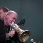 Gavin Friday giving it socks this evening. (Photo: Andres Poveda)