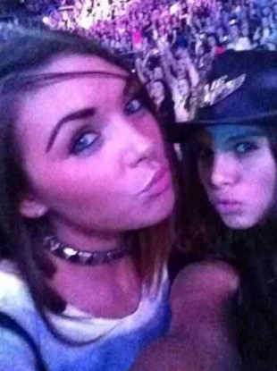 Zoe's the one on the right. Behind her, 10,000 girls with dagger eyes. 