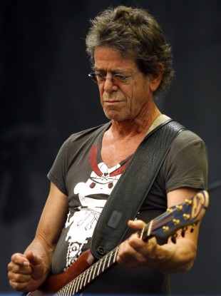 Lou Reed performing in Chicago in 2009.
