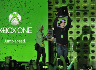 The first fans in the US get their hands on the Xbox One at Times Square.