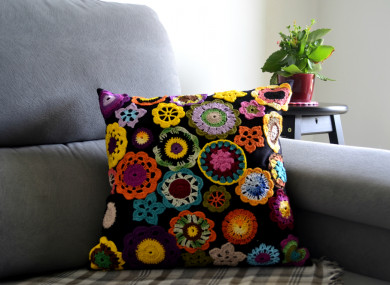 Stylish cushions and a touch of greenery? See, it's easy. 